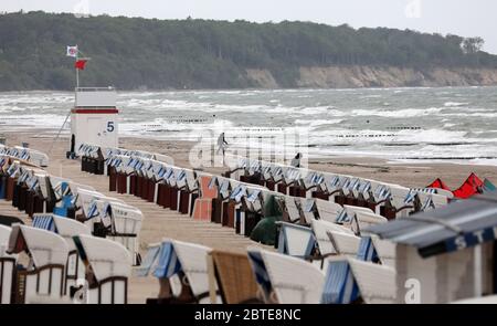 25. Mai 2020, Mecklenburg-Vorpommern, Warnemünde: Wind und Wolken sorgen für graues, schmutziges Wetter an der Ostsee laufen nur wenige Menschen am Strand. Die Liegen sind leer. Foto: Bernd Wüstneck/dpa-Zentralbild/dpa Stockfoto