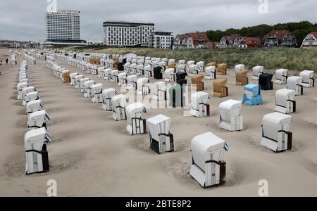 25. Mai 2020, Mecklenburg-Vorpommern, Warnemünde: Wind und Wolken sorgen für graues, schmutziges Wetter an der Ostsee laufen nur wenige Menschen am Strand. Die Liegen sind leer. Foto: Bernd Wüstneck/dpa-Zentralbild/dpa Stockfoto