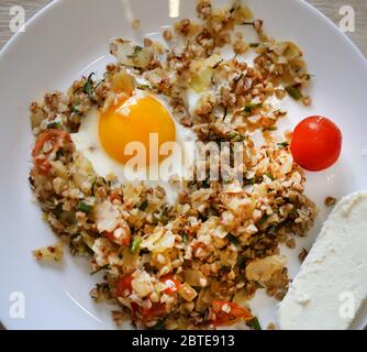 Fotos von leckeren Eiern und Gemüse zum Frühstück in einem weißen Teller Stockfoto