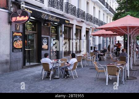 Madrid, Spanien. Mai 2020. Die Menschen sitzen auf Terrassen, als Madrid in Phase 1 tritt und zum ersten Mal seit 9 Wochen die Sperrung lockert. Phase 1 der ermöglicht unter anderem die Wiedereröffnung von Gemeinschaftsversammlungen mit bis zu 10 Personen und Straßencafés mit einer Kapazität von 50 %. Quelle: Xaume Olleros/Alamy News Stockfoto