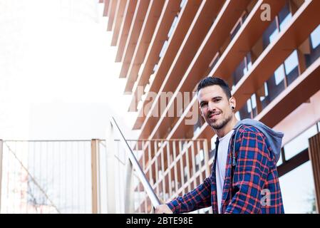 Porträt von lächelndem Stoppelmännchen im Freien Stockfoto