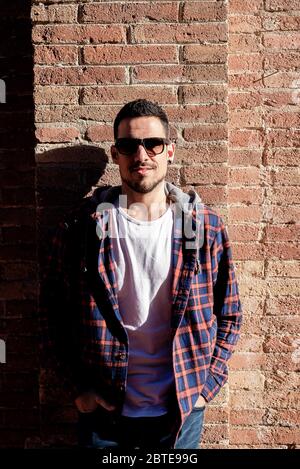 Porträt von entspannten Casual männlich mit Sonnenbrille lachen. Stockfoto