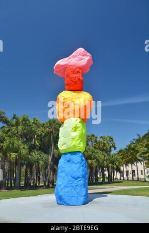 MIAMI BEACH, USA - 1. APRIL 2017 : Miami Mountain, das Kunstwerk im Collins Park in South Beach durch das Bass Museum installiert. Ugo Rondinone ist das Design Stockfoto