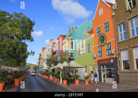 WILLEMSTAD, CURACAO - 11. FEBRUAR 2014: Bunte Häuser in Willemstad, Karibik. Das Stadtzentrum ist UNESCO-Weltkulturerbe. Stockfoto