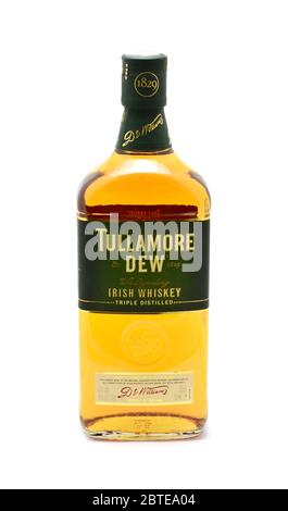 PRAG, TSCHECHISCHE REPUBLIK - 20. MAI 2020: Volle Flasche Tullamore Dew irish Whiskey auf weißem Hintergrund. Tullamore Dew ist eine Marke von irischen Whiskey Pro Stockfoto