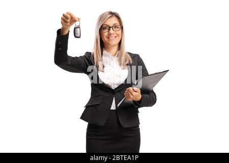 Junge professionelle Frau zeigt einen Autoschlüssel isoliert auf weißem Hintergrund Stockfoto