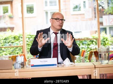 Hamburg, Deutschland. Mai 2020. Ties Rabe (SPD), Senatorin für Schule und Berufsbildung in Hamburg, spricht bei einer Pressekonferenz in der Grundschule Wielandstraße. Nach drei Monaten Urlaub und Online-Unterricht sollen alle Hamburger Schüler diese Woche wieder ihre Lehrer besuchen. Rabe nahm am Montag die ersten Masken einer Spende von insgesamt 50,000 Masken der Online-Versandfirma About You in der Grundschule im Kreis Eilbek entgegen. Kredit: Christian Charisius/dpa/Alamy Live News Stockfoto