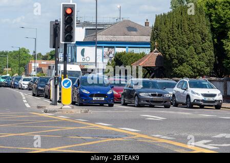 Southend on Sea, Essex, Großbritannien. 25. Mai 2020. Mit der Lockerung der britischen Lockdown-Richtlinien für die COVID-19 Coronavirus-Pandemie gehen viele Menschen zum Feiertag in die beliebte Küstenstadt. Die Straßen sind mit Autos entlang der A127 in Richtung Meer voll Stockfoto