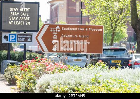 Southend on Sea, Essex, Großbritannien. 25. Mai 2020. Mit der Lockerung der britischen Lockdown-Richtlinien für die COVID-19 Coronavirus-Pandemie gehen viele Menschen zum Feiertag in die beliebte Küstenstadt. Auf den Matrix-Schildern wird der neueste Slogan der Regierung angezeigt, aber mit der Eröffnung von Parkplätzen wird die Bevölkerung nicht abgestellt. Die Straßen sind mit Autos entlang der A127 in Richtung Meer und Sehenswürdigkeiten Stockfoto