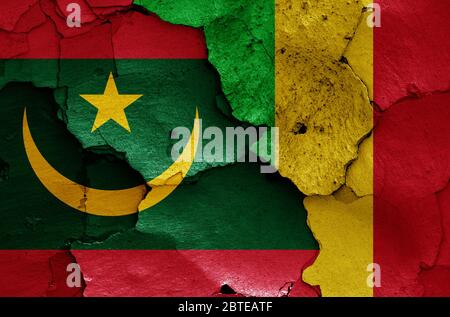 Flaggen von Mauretanien und Mali auf rissige Wand gemalt Stockfoto