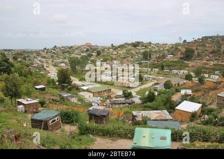 Blick auf die Gemeinde Emzini bei Knysna, neben der Garden Route. Südafrika, Afrika. Stockfoto