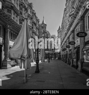 Eine schwarz-weiße Traume einer verlassenen Sicilian Avenue in der Nähe von Holborn in London während der Coronavirus Pandemie Gesundheitskrise in Großbritannien. Stockfoto