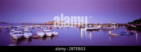 Kanalinseln. Guernsey. Sonnenaufgang über dem Hafen von St. Peter Port mit Schloss Cornet. Stockfoto