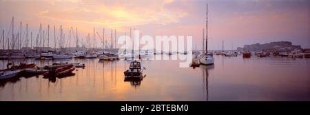 Kanalinseln. Guernsey. Morgendämmerung über dem Hafen von St. Peter Port mit Schloss Cornet. Stockfoto