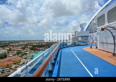 BONAIRE, KARIBIK - 26. MÄRZ 2017 : Jogging-Strecke auf dem Schiff der Königlichen Prinzessin in Bonaire angedockt. Royal Princess wird von Princess Cruises Linie und betrieben Stockfoto