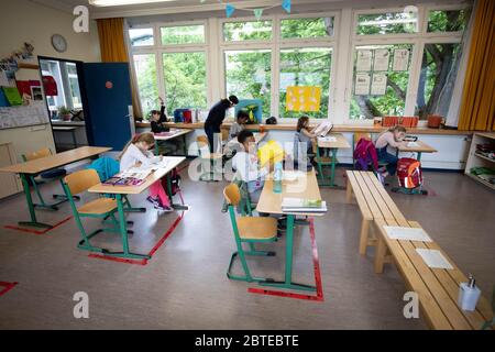 Hamburg, Deutschland. Mai 2020. Annegret Philipp, Lehrerin für Mathematik und Englisch, unterrichtet Schüler der 4. Klasse der Grundschule Wielandstraße. Nach drei Monaten Urlaub und Online-Unterricht sollen alle Hamburger Schüler diese Woche wieder ihre Lehrer besuchen. Im Klassenzimmer wurden verschiedene Maßnahmen zur Umsetzung der Hygiene- und Entfernungsregeln getroffen. So befinden sich beispielsweise Abstandsmarkierungen auf dem Boden. Kredit: Christian Charisius/dpa/Alamy Live News Stockfoto