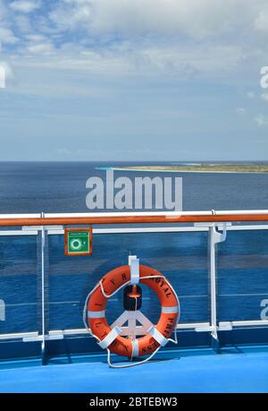 BONAIRE, KARIBIK - 26. MÄRZ 2017: Rettungsring auf dem Schiff der Königlichen Prinzessin im Hafen von Kralendijk. Royal Princess wird von Princess Cruises Linie A betrieben Stockfoto