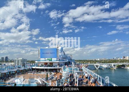 FORT LAUDERDALE, USA - 20. MÄRZ 2017 : Royal Princess Schiff fährt von Port Everglades in Fort Lauderdale. Royal Princess Schiff wird von PRI betrieben Stockfoto