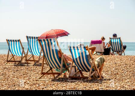 Brighton, Großbritannien. Mai 2020. Brighton Beach an einem schönen Feiertag Montag Morgen Kredit: Andrew Hasson/Alamy Live News Stockfoto