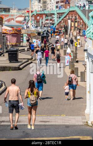 Brighton, Großbritannien. Mai 2020. Brighton Beach an einem schönen Feiertag Montag Morgen Kredit: Andrew Hasson/Alamy Live News Stockfoto