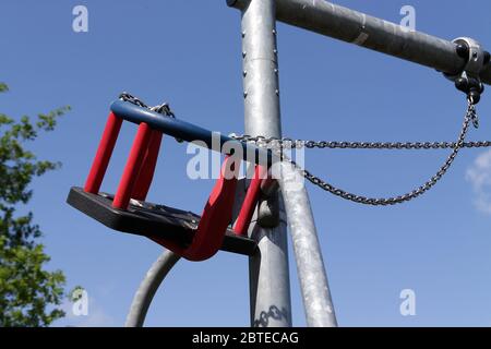 Die Schaukeln werden während der COVID-19-Pandemie und -Sperrung im Kinderspielplatz auf der Marks Farm Area von Braintree zusammengebunden und außer Betrieb gesetzt Stockfoto