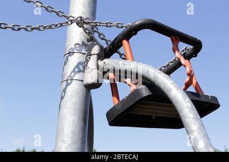 Die Schaukeln werden während der COVID-19-Pandemie und -Sperrung im Kinderspielplatz auf der Marks Farm Area von Braintree zusammengebunden und außer Betrieb gesetzt Stockfoto