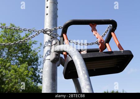 Die Schaukeln werden während der COVID-19-Pandemie und -Sperrung im Kinderspielplatz auf der Marks Farm Area von Braintree zusammengebunden und außer Betrieb gesetzt Stockfoto