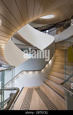 Die verflochtenDoppelhelix-Treppe im neuen UTS Central Universitätsgebäude in Sydney besteht aus australischem Stahl und gebogenem Glas Stockfoto