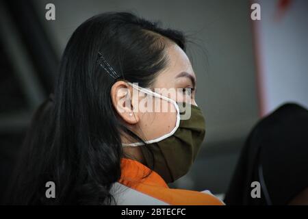 Frau, die eine Maske auf ihrem Gesicht trägt Stockfoto