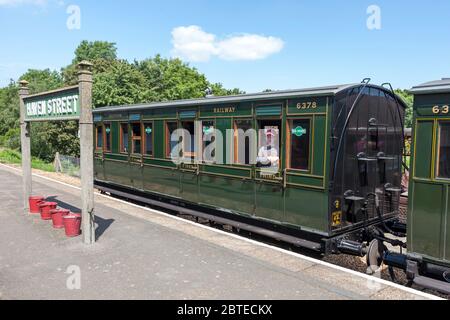 Oldtimer-Wagen warten auf der Plattform an der Haven Street auf der Isle of Wight Steam Railway, Isle of Wight, Großbritannien. Der vierrädrige Wagen 6378 ist ein 4-Compa Stockfoto