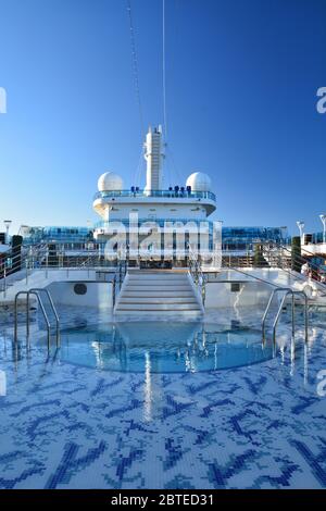 CURACAO, KARIBIK - 29. MÄRZ 2017 : Schwimmbad auf dem offenen Deck der Royal Princess Schiff. Royal Princess Schiff wird von Princess Cruises Linie und betrieben Stockfoto