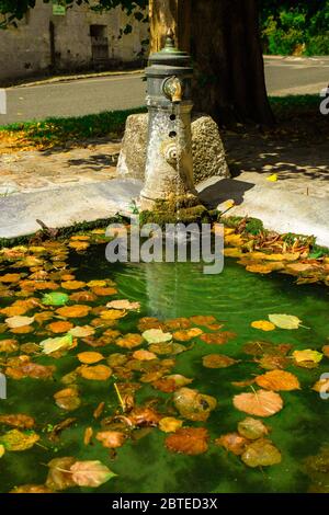 Alte Hand Wasserpumpe und Becken in einem kleinen Dorfplatz Stockfoto