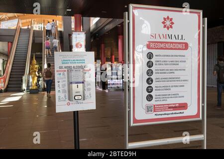 Siam Mall, Costa Adeje, Teneriffa, Kanarische Inseln, Spanien. 25 Mai 2020. Phase zwei Deeskalation des Covid19, Coronavirus State of Emergency ermöglicht Shopping Malls zu öffnen mit Regulierung der Nummern, obligatorische Gesichtsmasken für Personal und Kunden und Aufrechterhaltung zwei Meter Abstand. Zweisprachige Hinweise mit Vorschriften und alkoholischen Gel Handwaschspender am Eingang. Stockfoto