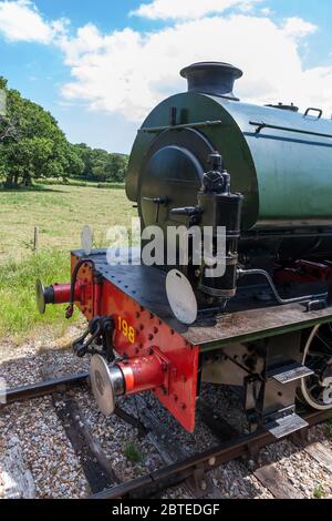 Lok Hunslet Austerity WD198 'Royal Engineer' läuft rund um den Zug auf der Passing Loop bei Wootton Station, Isle of Wight Steam Railway, Großbritannien Stockfoto