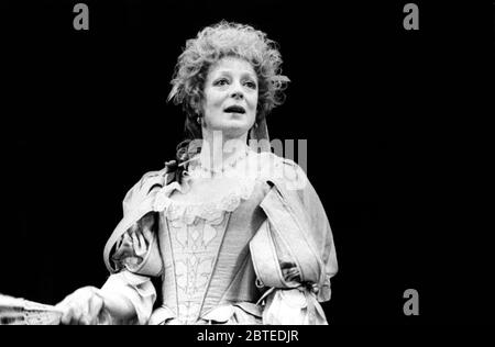 Maggie Smith (Mrs Millament) in THE WAY OF THE WORLD von William Congreve im Theatre Royal Haymarket, London SW1 13/11/1984 Bühnenbild: Hayden Griffin Kostüme: Deirdre Clancy Beleuchtung: Andy Phillips Regie: William Gaskill Stockfoto