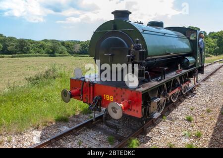 Lok Hunslet Austerity WD198 'Royal Engineer' läuft rund um den Zug auf der Passing Loop bei Wootton Station, Isle of Wight Steam Railway, Großbritannien Stockfoto