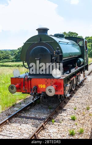 Lok Hunslet Austerity WD198 'Royal Engineer' läuft rund um den Zug auf der Passing Loop bei Wootton Station, Isle of Wight Steam Railway, Großbritannien Stockfoto