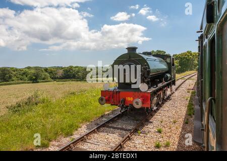 Lok Hunslet Austerity WD198 'Royal Engineer' läuft rund um den Zug auf der Passing Loop bei Wootton Station, Isle of Wight Steam Railway, Großbritannien Stockfoto