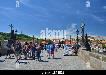 PRAG, TSCHECHISCHE REPUBLIK - 09. JUNI 2017: Touristen gehen auf der Karlsbrücke in Prag Stockfoto