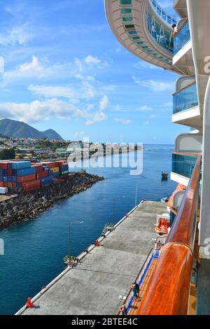 DOMINICA, KARIBIK - 24. MÄRZ 2017 : Königliche Prinzessin Schiff im Hafen von Roseau angedockt, Blick vom Balkon. Royal Princess wird von Princess Cruise betrieben Stockfoto