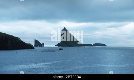 Dramatische Sicht auf Meer Tindholmur Drangarnir und Stapel im Atlantischen Ozean, Färöer Inseln. Landschaftsfotografie Stockfoto