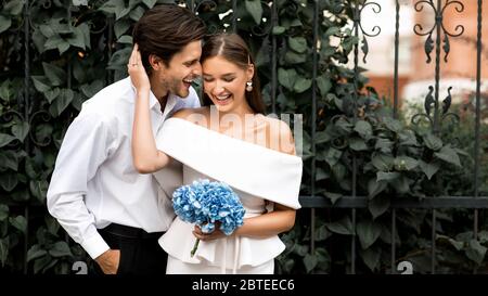 Paar Am Hochzeitstag Umarmung Mit Spaß Im Freien In Der Stadt Stockfoto