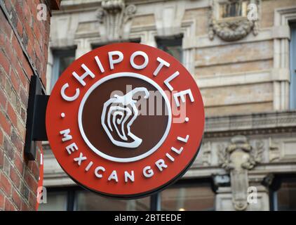 BOSTON, USA - 21. OKTOBER 2014 : Chipotle Mexican Grill Schild an der Wand in Boston. Chipotle ist eine Kette von amerikanischen Restaurants, die mexikanische Gerichte servieren Stockfoto