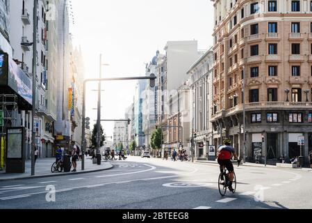 Madrid, Spanien - 23. Mai 2020: Radfahrer fahren auf einer leeren Gran Via Avenue während der Sperrung der Pandemie Covid-19 Stockfoto