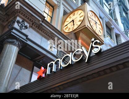 NEW YORK CITY, USA - 18. OKTOBER 2014 : Macy's Store auf dem Herald Square in Manhattan. Macy's ist ein berühmtes Kaufhaus Stockfoto