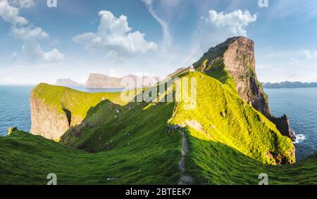 Panorama der grünen faroese Hügel und Kallur Leuchtturm auf Kalsoy Insel, Färöer Inseln, Dänemark. Landschaftsfotografie Stockfoto
