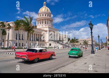 National Capitol Building und alte amerikanische Red Car, Havanna, Kuba Stockfoto