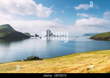 Atemberaubende Aussicht auf Drangarnir und Tindholmur Meeresstacks im Atlantik, Färöer Inseln. Landschaftsfotografie Stockfoto