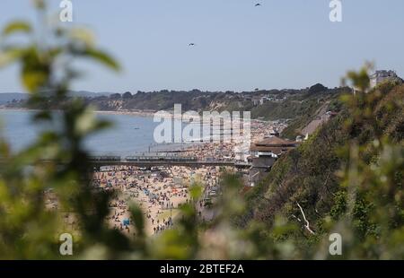 Die Menschen genießen das heiße Wetter am Bournemouth Strand in Dorset, nachdem Maßnahmen eingeführt wurden, um das Land aus der Blockierung zu bringen. Stockfoto