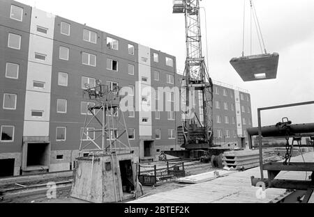 30. November 1984, Sachsen, Krostitz: Mitte der 1980er Jahre wird in Krostitz (bei Leipzig) ein neuer 40-WE-Block (Wohneinheiten) gebaut. Das genaue Datum der Aufzeichnung ist nicht bekannt. Foto: Volkmar Heinz/dpa-Zentralbild/ZB Stockfoto